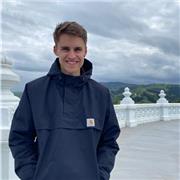 Estoy cursando el grado de magisterio en su último año. Tengo experiencia tanto dando clases particulares cono tutor dentro del aula mediante las practicas que he realizado durante la carrera